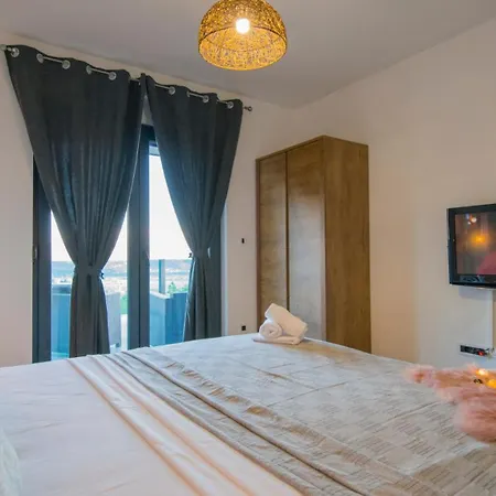 Luxury- By Guide Villa