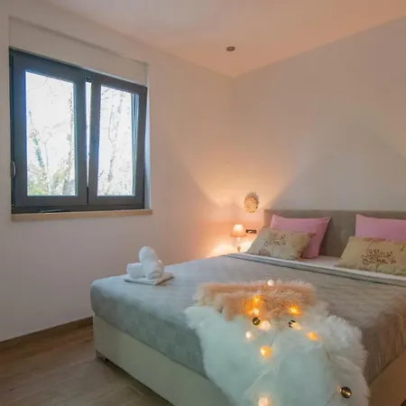 Luxury- By Guide * Grubine