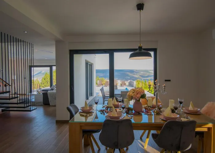 Villa Luxury- By Guide *