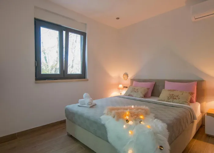 Luxury- By Guide * Grubine