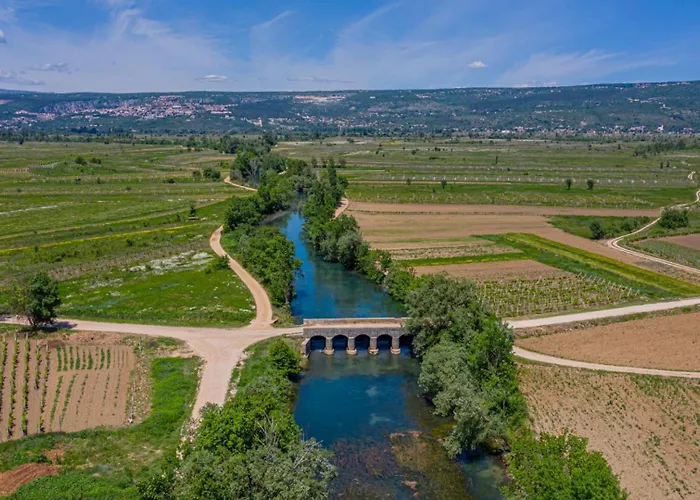 Villa Luxury- By Guide Grubine